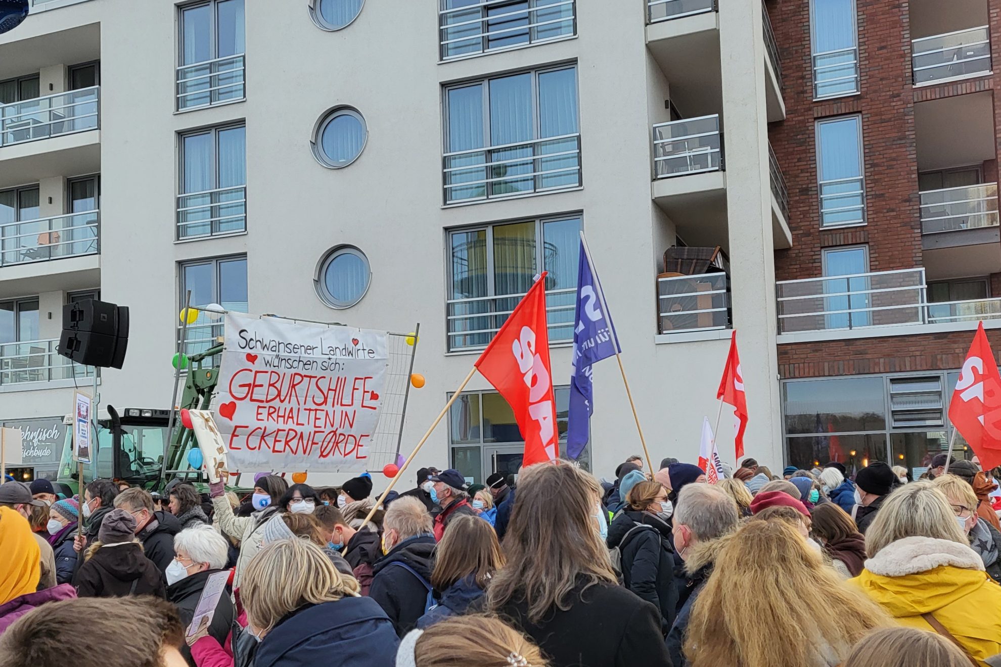 Menschenmenge auf der Demo zum Erhalt der Imland Klinik Eckernförde